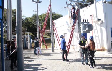Em Chapecó, visitantes podem experimentar equipamentos de proteção e conhecer como é o trabalho em altura. Foto: MB Comunicação
