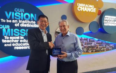 Glauco José Côrte (d), com Lee Sing Kong, considerado o pai da transformação na formação de professores de Cingapura