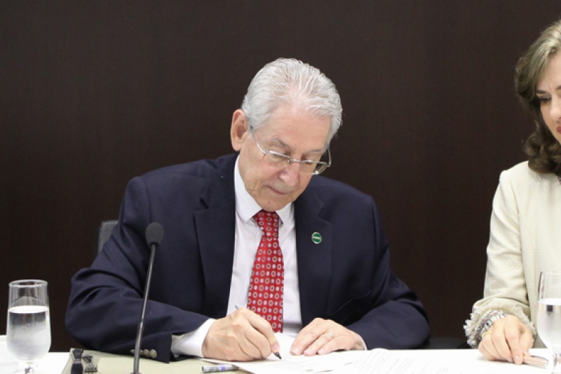 Presidente da FIESC, Glauco José Côrte, e a desembargadora do TRT-SC, Maria de Lourdes Leiria, durante a assinatura do acordo (foto: Filipe Scotti)