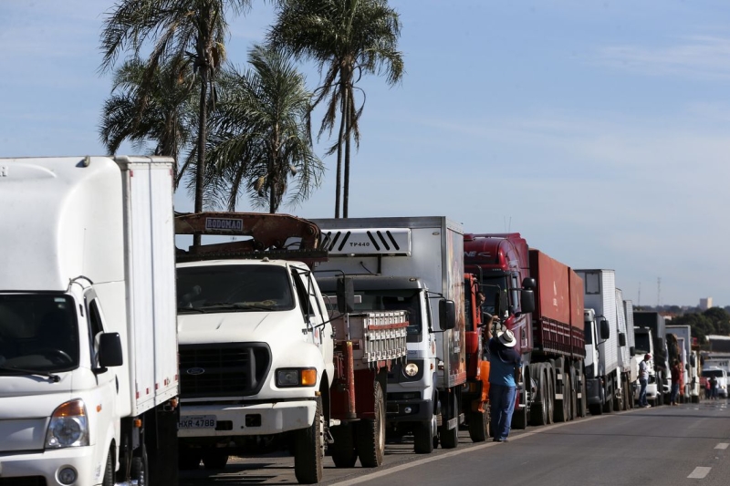 Caminhoneiros protestam contra política de preços da Petrobras (foto: Marcelo Camargo/Agência Brasil)