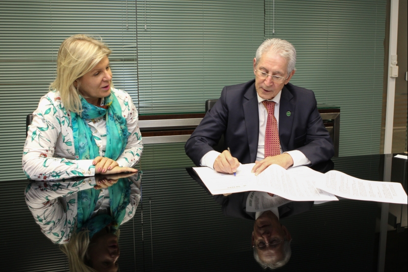 Prefeita de Fraiburgo e presidente da FIESC assinam convênio, na sede da Federação das Indústrias. Foto: Filipe Scotti