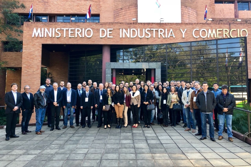 Grupo participou de reunião no Ministério de Indústria e Comércio do Paraguai, em Assunção