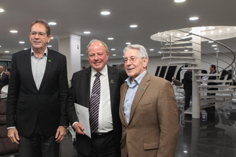 Mario Cezar de Aguiar (esq.), Cesar Olsen (centro) e Glauco José Côrte (dir.) em visita à empresa Olsen (foto: Filipe Scotti)