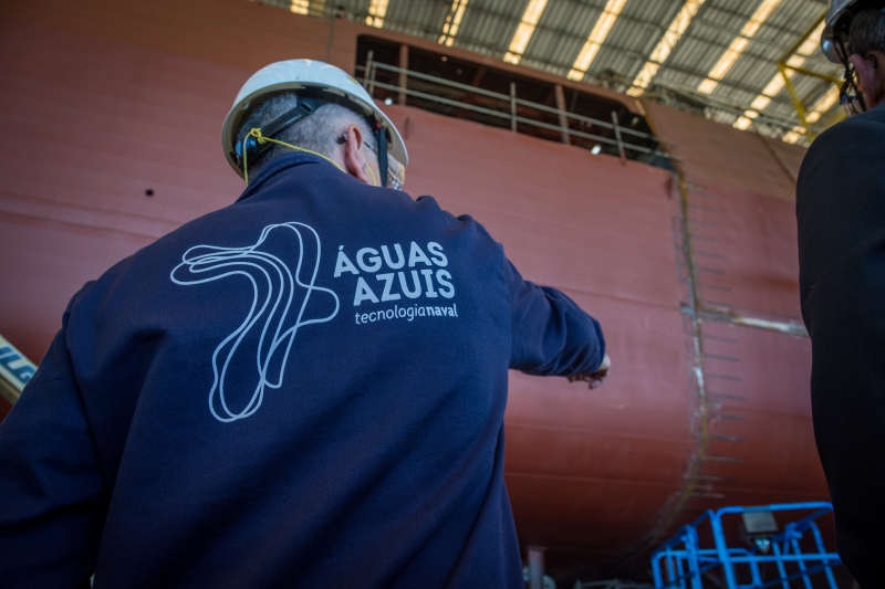 CEO do Consórcio Águas Azuis com a Fragata em construção F202 ao fundo. Foto: Luiz Lerner