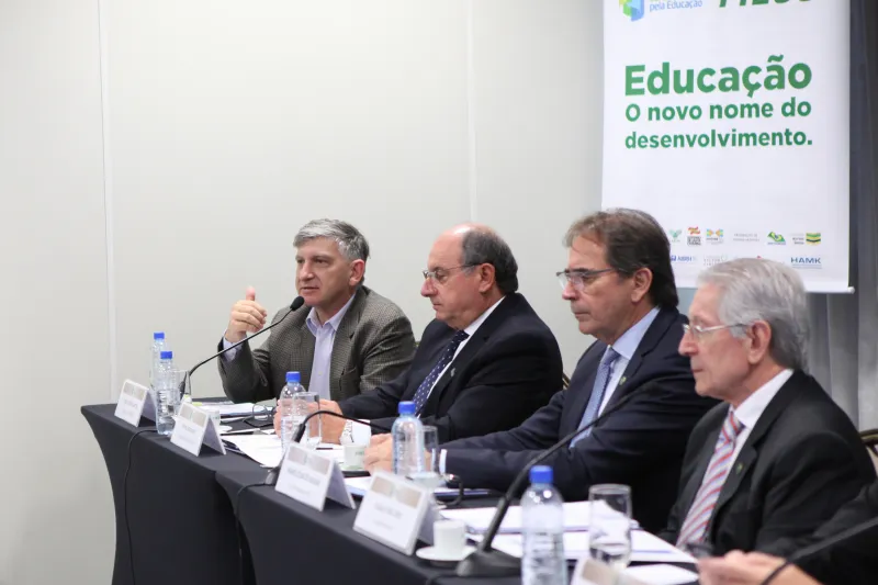 Roque Mattei (e) fala sobre a capacitação de professores com especialistas de Singapura. Foto: Filipe Scotti