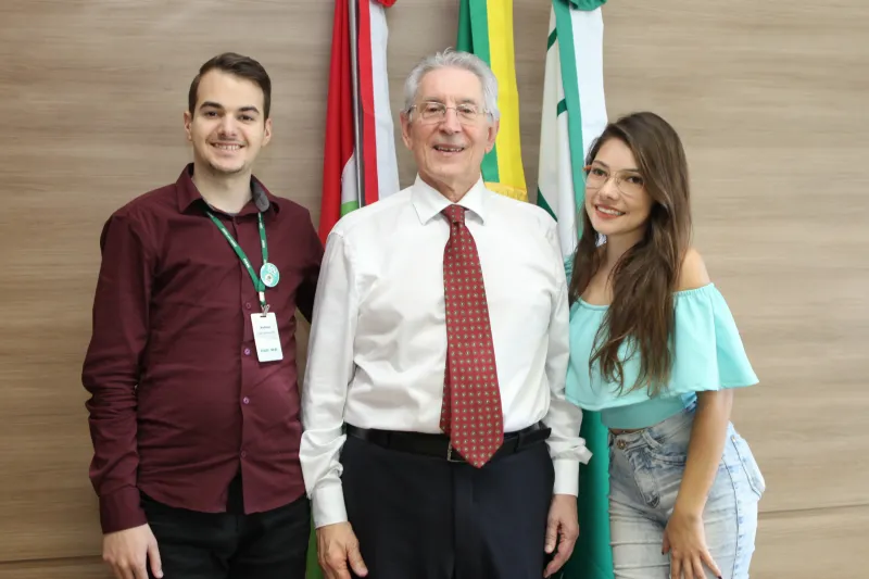 Matheus e Aline estiveram entre os 14 colaboradores de todo o Estado com maior número de menções e que foram recebidos pelo presidente da FIESC. Foto: Filipe Scotti