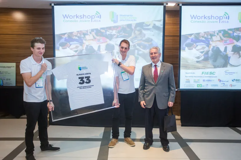 Côrte recebeu dos jovens embaixadores a camiseta de número 33, representando sua inserção do grupo. Foto: Marcos Campos