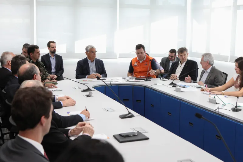 Representantes do setor produtivo e governo durante reunião nesta sexta-feira (1º), em Florianópolis (foto: Filipe Scotti)