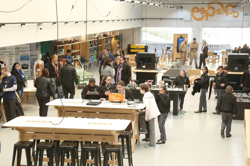 Visitantes interagiram com as atividades do Espaço Maker. Foto: Pedro Waldrich