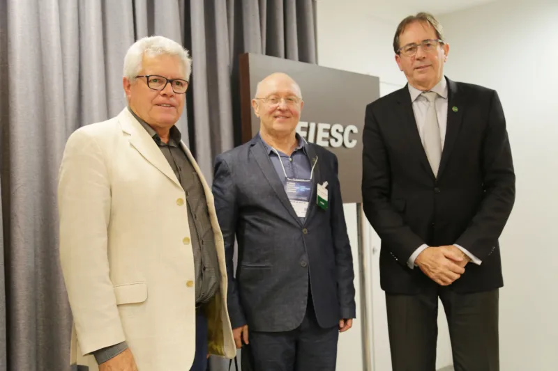 1º vice-presidente da FIESC, Mario Cezar de Aguiar, e o vice-presidente regional, Lino Rohden, durante homenagem ao presidente do Sinfiatec, Pedro Leal da Silva Neto (foto: Marcus Quint)