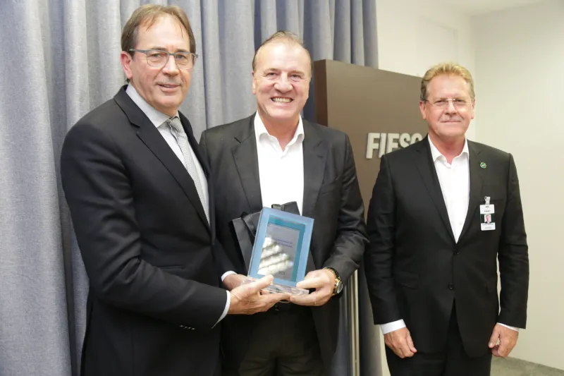 1º vice-presidente da FIESC, Mario Cezar de Aguiar, e o vice-presidente regional, Evair Oenning, entregam o reconhecimento a Vilson Buss, que vai presidir o Sinduscon de Joinville em sucessão a Aguiar (foto: Marcus Quint)   