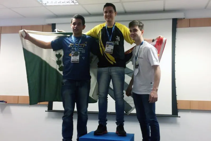 Allan Scholze festeja o ouro em fresagem CNC