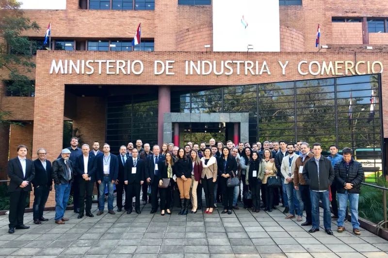Grupo participou de reunião no Ministério de Indústria e Comércio do Paraguai, em Assunção