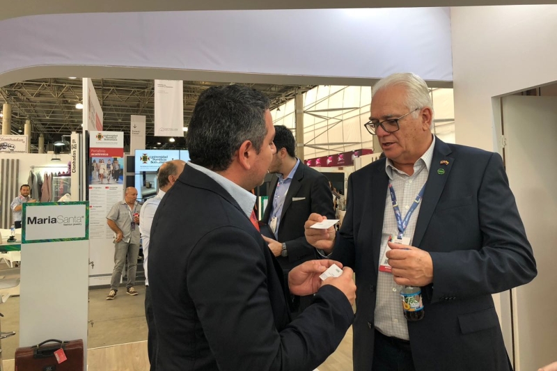 Vice-presidente para assuntos estratégicos da FIESC, Rui Altenburg (dir.), e representante da Apex-Brasil durante visita à feira