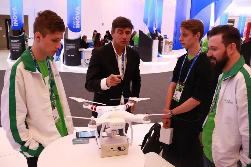 Jefferson de Oliveira Gomes e equipe do SENAI de Luzerna: drone deve integrar projetos de internet das coisas (IoT). Foto: Ivonei Fazzioni