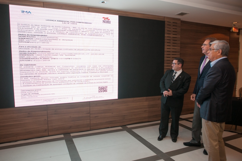 Governador, presidente da FIESC, e presidente do IMA emitem a primeira licença pelo novo modelo para o avicultor Clóvis Marafon, de Jaborá (foto: Filipe Scotti)