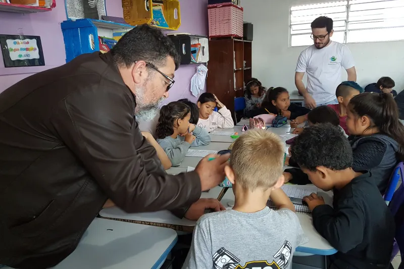 Edenilson dos Santos e Rafael de Sena durante aula de reforço em Itajaí (Foto: Evelyn Cunha)