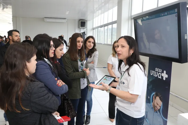 Empresas que participaram do evento assistiram a simulações realizadas na plataforma SESI Viva + para entender a ferramenta (foto: André Kopsch)