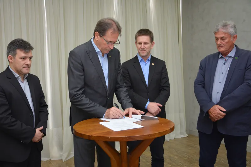 Assinatura da parceria entre FIESC, SESI e ACIC pelo Fundo Social (foto: MB Comunicação)