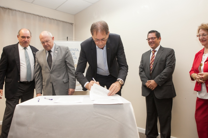 Presidente da FIESC, Mario Cezar de Aguiar, assina o termo de cooperação (foto: Filipe Scotti)
