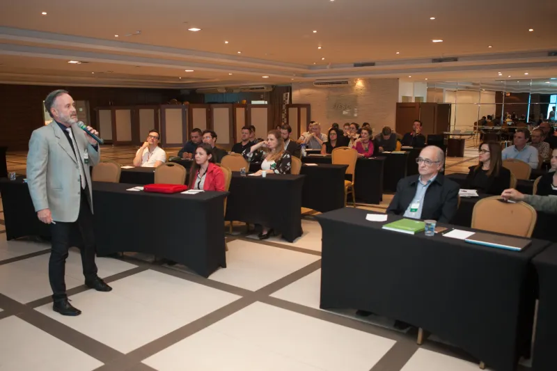 Albano Schmidt apresentou o mapeamento da cadeira de reciclagem. Foto: Filipe Scotti