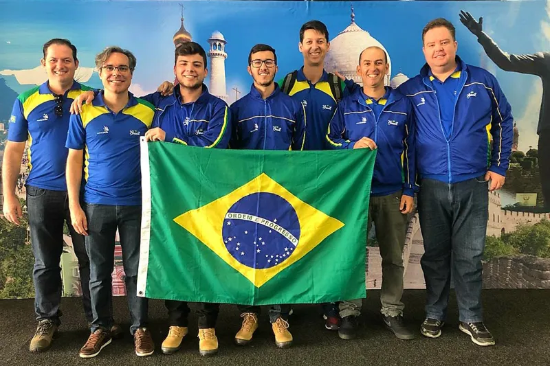 Competidor Rafael e técnicos brasileiros que acompanham o BRICS Skills Challenge, na África do Sul. Foto: Divulgação SENAI