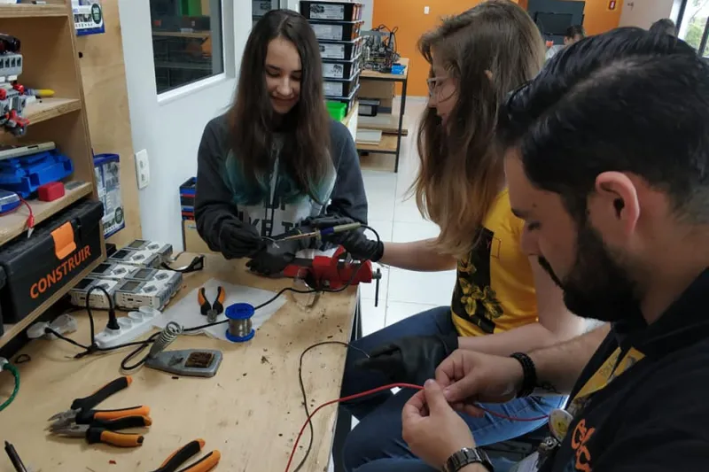 Atividades no estilo “mão na massa” são desenvolvidas nos espaços de educação maker do SESI (foto: Divulgação/ SESI)