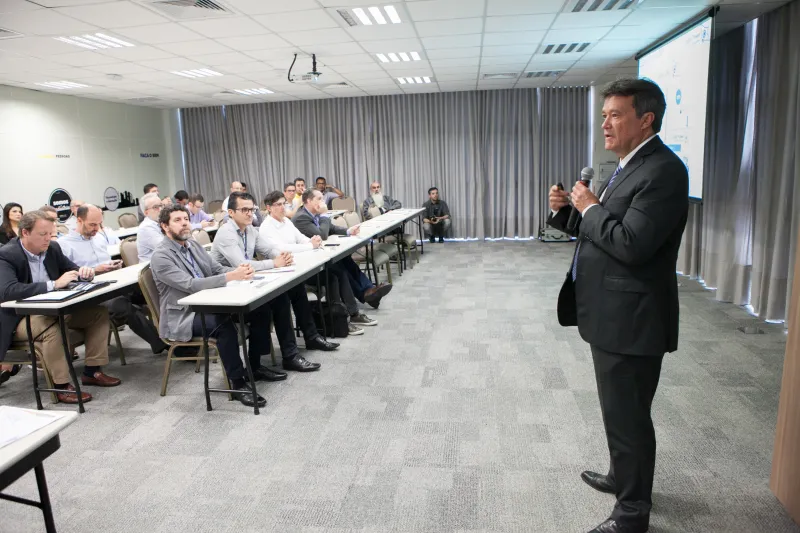 Diretor da Golar Power Latam, Edson Real, durante apresentação do projeto de terminal de GNL (foto: Filipe Scotti)