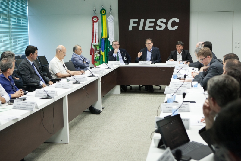  Durante o evento na sede da FIESC, o presidente da entidade, Mario Cezar de Aguiar, destacou a importância do setor industrial para a economia (foto: Filipe Scotti).