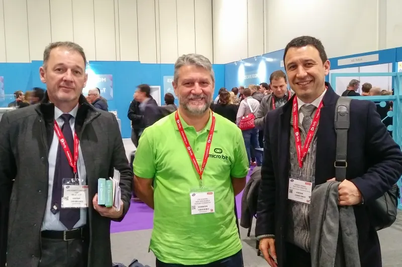 Lorenzett (e), José Scodiero, da Micro:bit, e Pereira discutiram parcerias para uso de plataforma voltada ao ensino de matemática, física e química no ensino básico e técnico. (foto: Divulgação/FIESC)