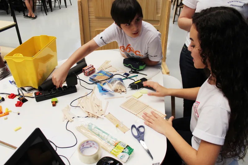 Atividades "mão na massa", robótica e games educativos estão entre as ofertas do ensino médio SESI SENAI. Foto: Divulgação/FIESC
