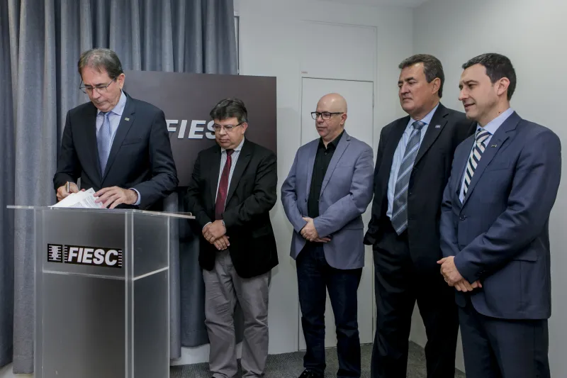 Termo de cooperação foi assinado na reunião de diretoria da FIESC, nesta sexta-feira (22). Foto: Fernando Willadino