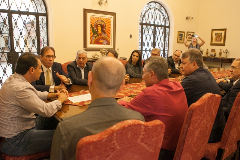 Entrega da proposta negociada entre empregadores e trabalhadores ao governador foi realizada nesta sexta-feira (22), em Florianópolis (foto: Filipe Scotti)