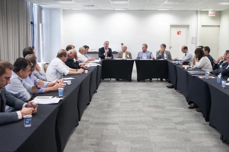 Antes do encontro com o secretário, representantes de empresas e de sindicatos discutiram as propostas. Foto Filipe Scotti