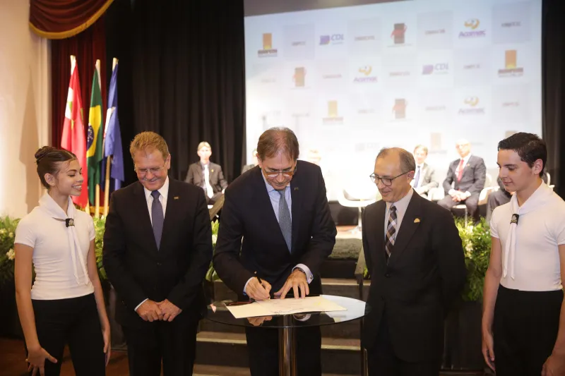 Convênio foi assinado durante homenagem a Aguiar, realizada em Joinville. Foto: Cleber Gomes