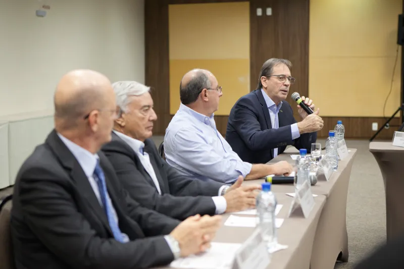 Aguiar (d) salientou a importância de seguir qualificando o trabalhador para a nova economia. Foto: Filipe Scotti 