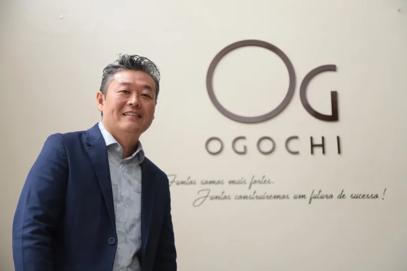 Sidney Ogochi criou a Ogochi Menswear, especializada em moda masculina, que emprega 1,1 mil pessoas (Foto: Júnior Duarte)