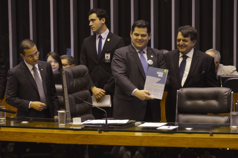 Presidente do Senado, Davi Alcolumbre (e) recebe das mãos do presidente em exercício da CNI. Foto: José Paulo Lacerda 
