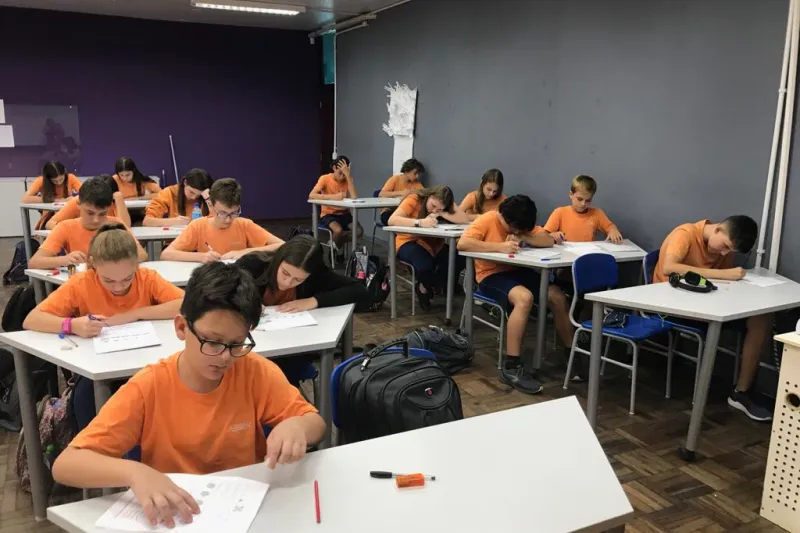 Alunos de Brusque fazem a prova Canguru; alguns optaram por fazer a prova em inglês. Divulgação: SESI 