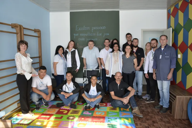 Estudantes e alunos que atuaram no projeto. (Foto: Ivan Liebl)
