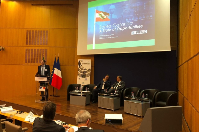 Presidente da FIESC durante apresentação no Fórum, realizado nesta quarta-feira (5), em Paris