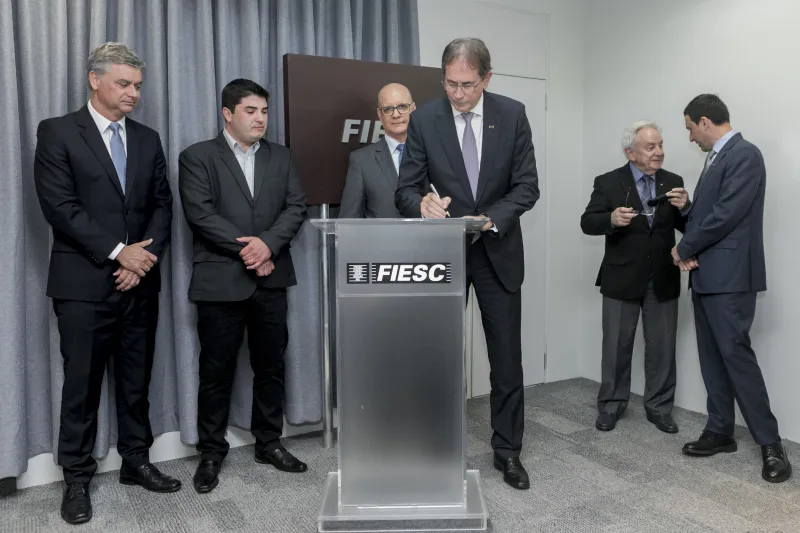 Protocolo de intenções foi assinado na reunião de diretoria da FIESC nesta sexta-feira (28). Foto: Fernando Willadino