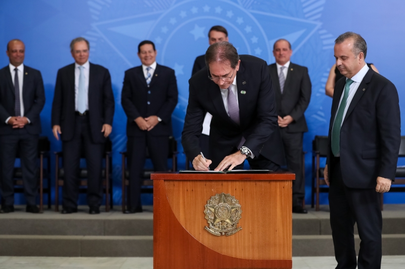 Na cerimônia no Palácio do Planalto, presidente da FIESC e Secretário da Previdência assinam termo de cooperação técnica (Foto: Marcos Corrêa/PR)