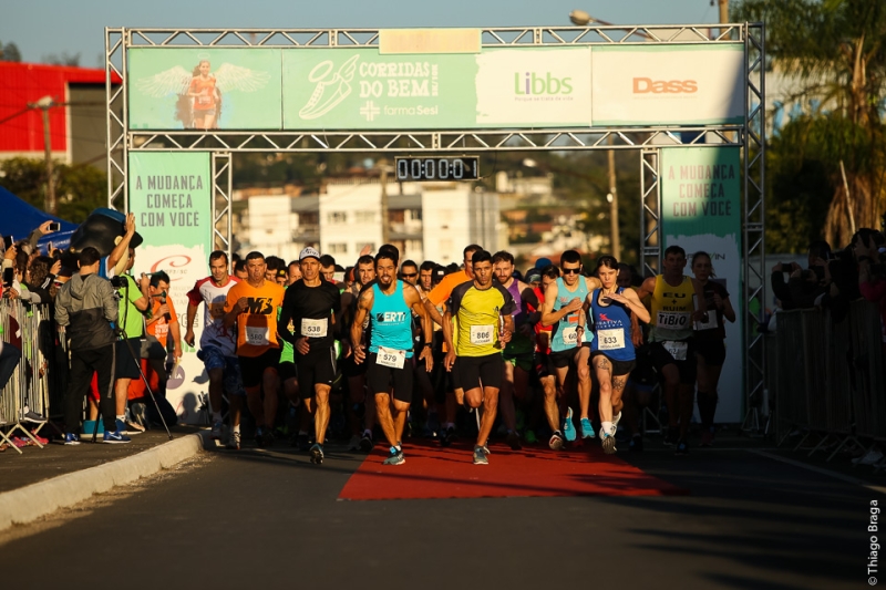 Largada ocorreu no SENAI e inclui corridas de 5 e 10 quilômetros, além de maratoninha para as crianças Foto: Thiago Braga
