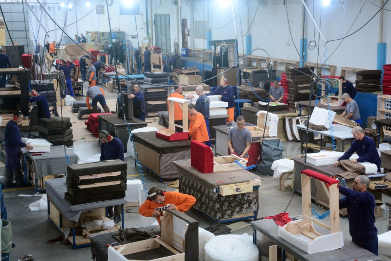 Fábrica do Grupo Berlanda no presídio: produção de estofados e camas (Foto: Kalyane Alves) 