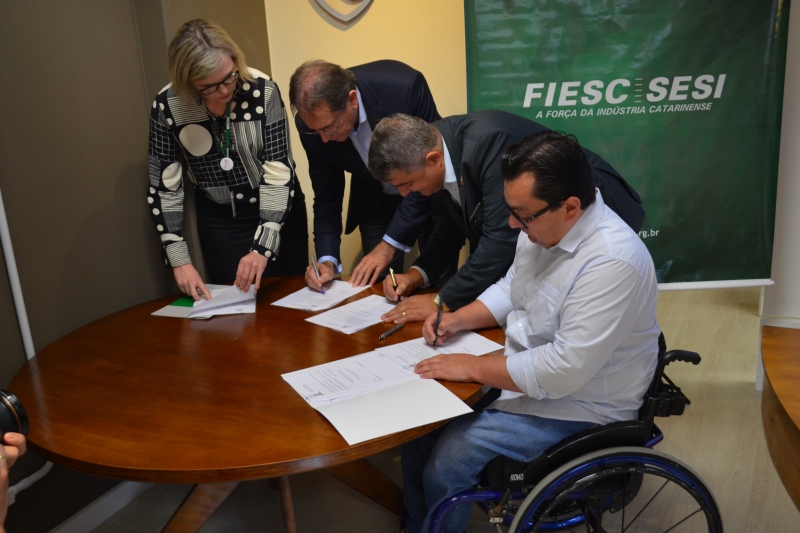 FIESC e prefeitura de Jaraguá assinaram termo de parceria no evento. Foto: Leandro Destroa