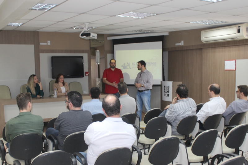 Encontro realizado em Tubarão neta segunda (9) apresentou a feira a empresários da região