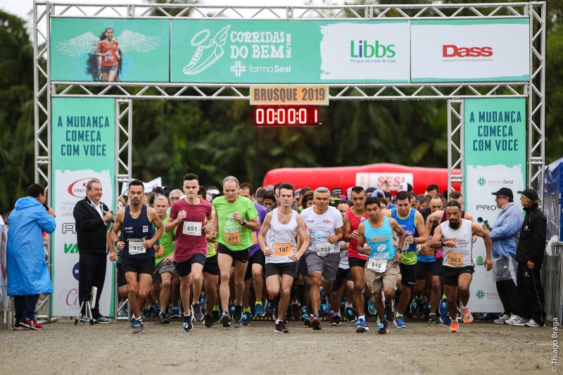 Em Brusque, 800 atletas participam da Corridas do Bem farmaSesi