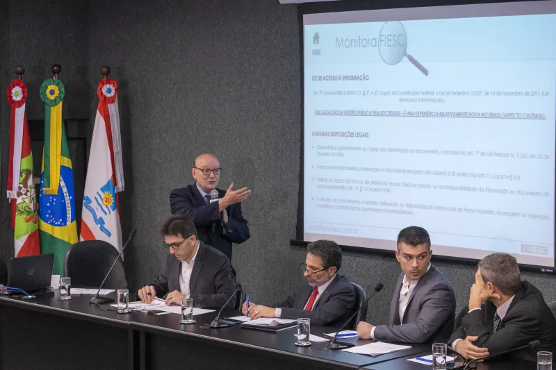 Egídio Martorano, da FIESC, durante apresentação na audiência (foto: Fábio Queiroz/Agência Alesc)