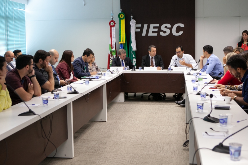 Grupo em reunião na FIESC, nesta quinta-feira (31) (foto: Filipe Scotti)